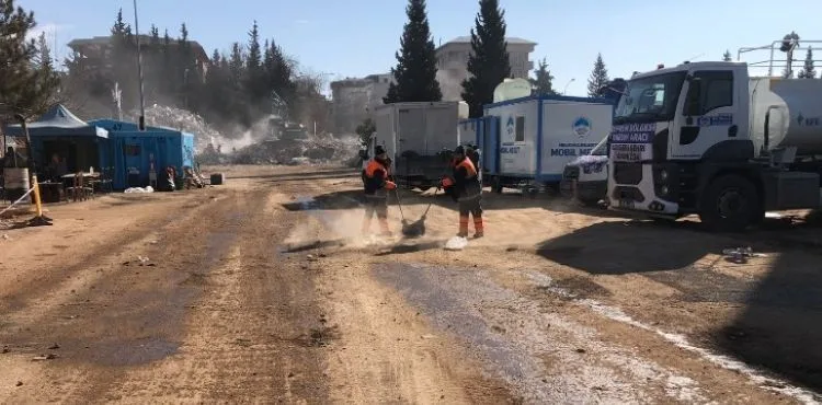 MELİKGAZİ BELEDİYESİ, SALGIN HASTALIKLARA KARŞI AFET BÖLGESİNDE DEZENFEKTE VE İLAÇLAMA ÇALIŞMASI YAPTI