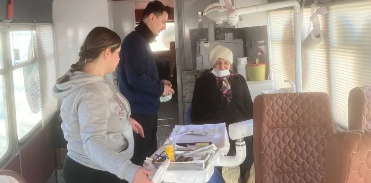 KAYSERİ BÜYÜKŞEHİR’İN GEZİCİ AĞIZ VE DİŞ SAĞLIĞI KLİNİĞİ, HATAY’DA DEPREMZEDELERİN HİZMETİNDE