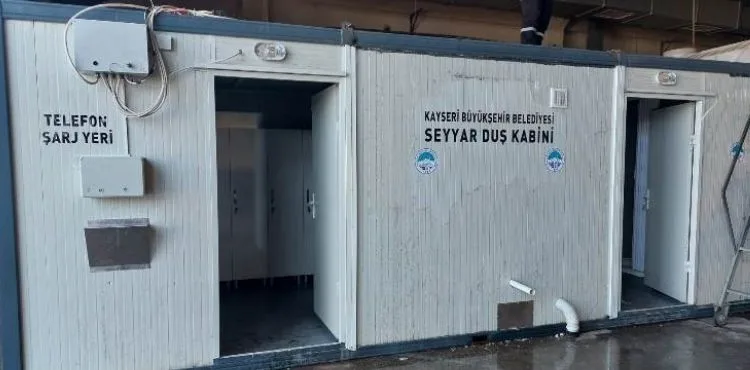 BÜYÜKŞEHİR, 2 GÜNDE HAZIRLADIĞI 8 DUŞ, 2 WC’Lİ SEYYAR DUŞ KABİNİNİ DEPREM BÖLGESİNE GÖNDERDİ