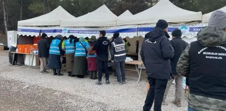 KAYSERİ BÜYÜKŞEHİR’İN DEPREM BÖLGESİNDEKİ SICAK YEMEK HİZMETİ KESİNTİSİZ SÜRÜYOR