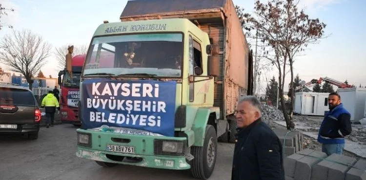 BAŞKAN BÜYÜKKILIÇ, KAHRAMANMARAŞ'A GELEN YARDIM TIRLARINI KARŞILADI