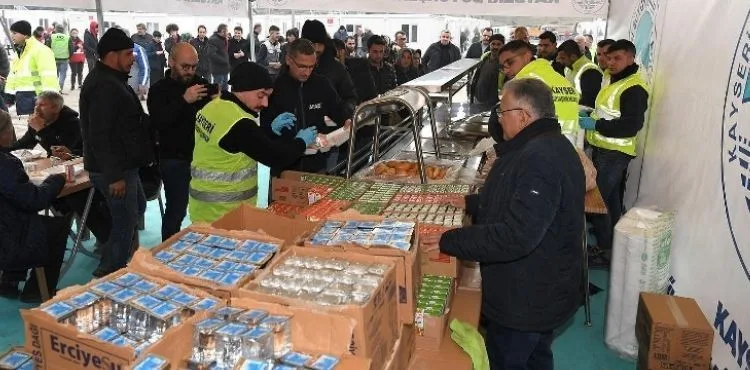 Kayseri Büyükşehir, İlk Konteyner Kentte Sıcak Yemek Dağıtıyor