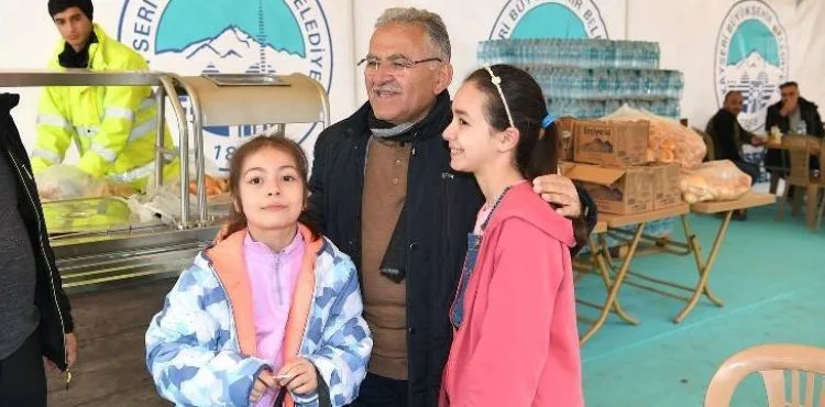 BÜYÜKŞEHİR KAYMEK’İN EL EMEĞİ KIŞLIK ÖRGÜLERİ DEPREMZEDELERİ ISITIYOR
