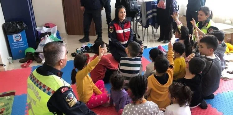 Depremden etkilenen çocuklara trafik eğitimi verildi
