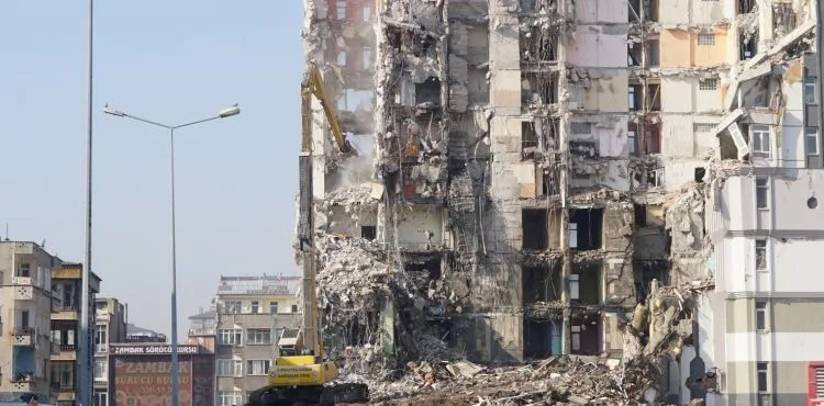 Depremde hasar alan binanın büyük bir kısmı yıkıldı
