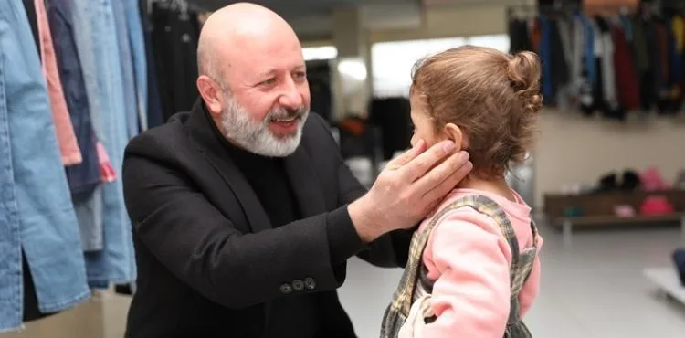 BAŞKAN ÇOLAKBAYRAKDAR; “SOSYAL MARKET’İMİZLE DEPREMZEDE KARDEŞLERİMİZİN GİYSİ İHTİYACINI KARŞILIYORUZ”