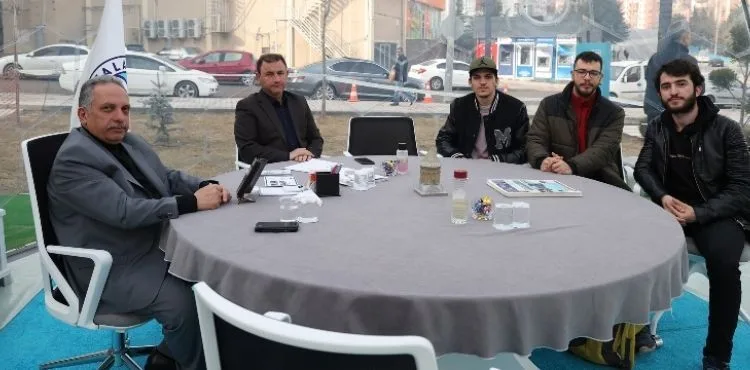 ELBİSTAN’DA KOL KOLA, ŞEFFAF ODADA BAŞ BAŞA