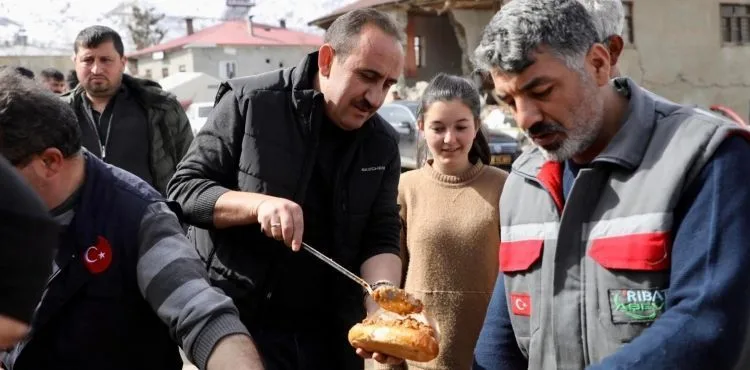 Depremzedelerle bir araya gelen Başkan İlmek: Toprağınızı terk etmeyin