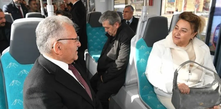YENİ TRAMVAY HATTI HİZMETE BAŞLADI, BAŞKAN BÜYÜKKILIÇ VATMAN KOLTUĞUNA OTURDU