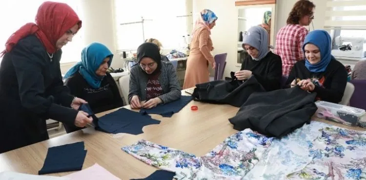 KAYMEK, DEPREMZEDELERE ÇOCUK VE YETİŞKİN KIYAFETLERİ DİKİYOR