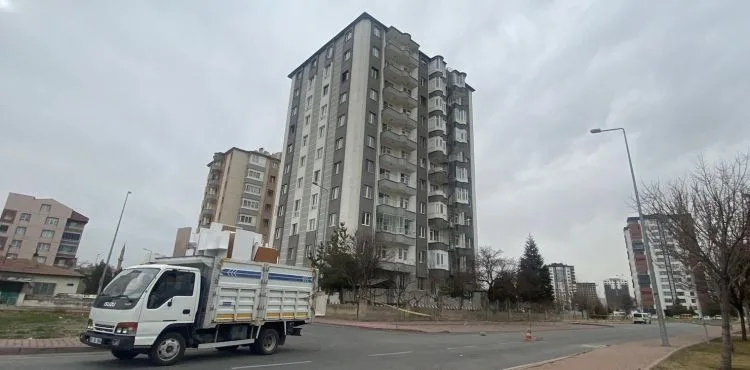 Kayseri’de ağır hasarlı bina boşaltıldı, sakinleri yardım bekliyor