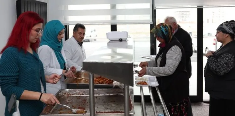 KAYSERİ BÜYÜKŞEHİR, TEDAVİ GÖREN DEPREMZEDE YAKINLARINI MİSAFİRHANEDE AĞIRLIYOR