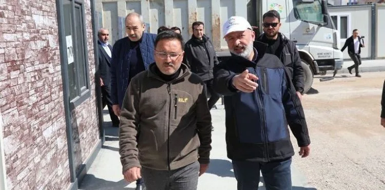 BAŞKAN ÇOLAKBAYRAKDAR, YAŞAM PARK’ININ İLK ASFALTI İŞÇİLERLE BİRLİKTE DÖKTÜ