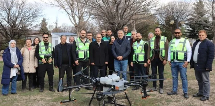 KAYSERİ BÜYÜKŞEHİR’DEN DRONE İLE PARK İLAÇLAMA HİZMETİ