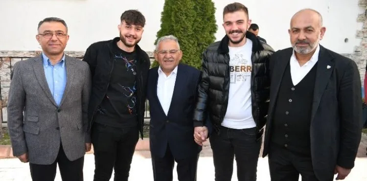 BÜYÜKKILIÇ, KAYSERİSPOR HEYETİ İLE BİRLİKTE DEPREMZEDE AİLEYİ ZİYARET ETTİ