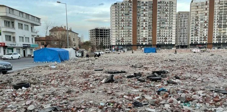 Depremden tedirgin olan göçmenler Sahabiye’de çadır kurdu