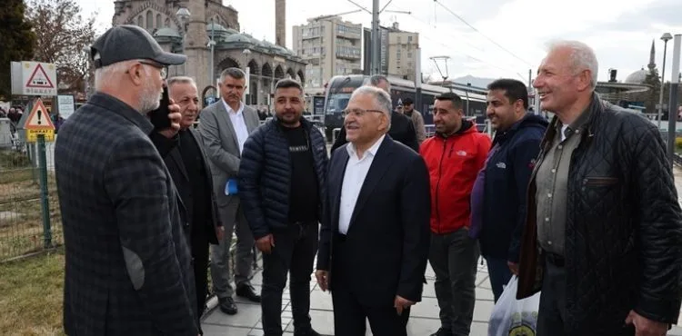 BAŞKAN BÜYÜKKILIÇ’TAN CUMHURİYET MEYDANI’NDA ESNAF ZİYARETİ