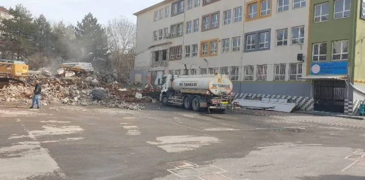 DEPREMDE HASAR ALAN OKUL, BÜYÜKŞEHİR TARAFINDAN YIKILIYOR