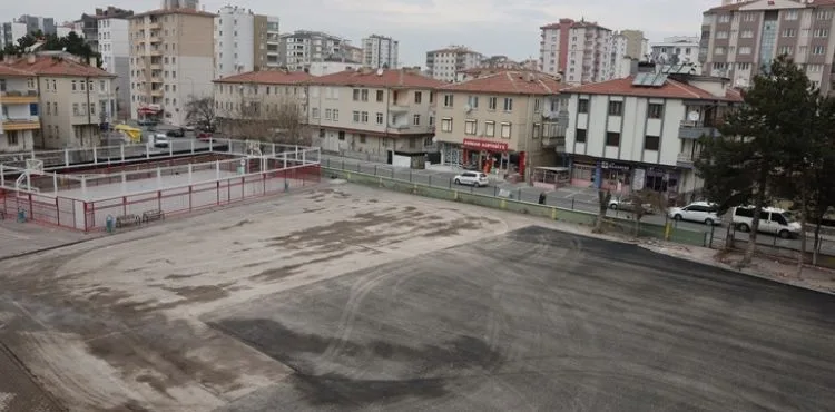 BÜYÜKŞEHİR, YIKIMINI TAMAMLADIĞI OKULUN BAHÇESİNE ASFALT DÖKTÜ