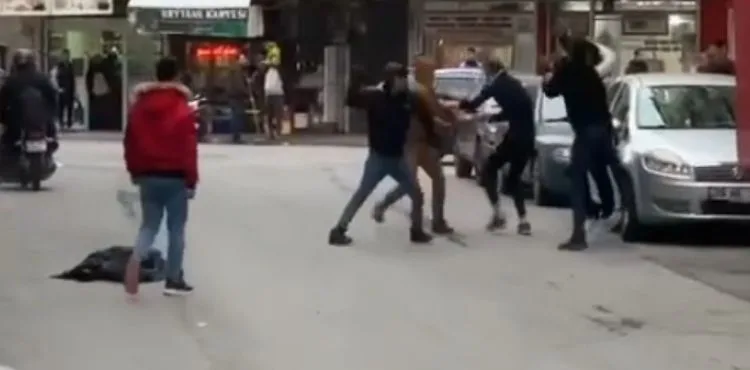 Sopalı kemerli kavgada 4 kişi yaralandı