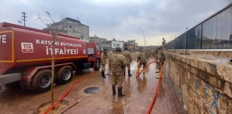 KAYSERİ BÜYÜKŞEHİR, DEPREM BÖLGESİNİN YANI SIRA SEL FELAKETİ YAŞAYAN BÖLGELERİN DE YARDIMINA KOŞTU