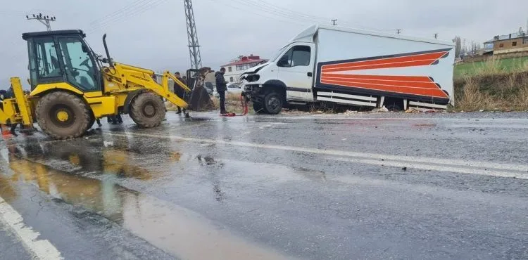 Akmescit mahalle sakinleri yolu kapatarak eylem yaptı: “Üst geçit istiyoruz”