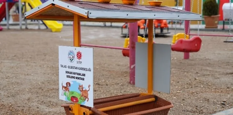 TALAS, ELBİSTAN’DA MİNİK DOSTLARI DA UNUTMADI