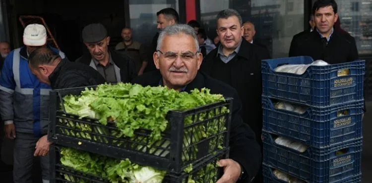 BAŞKAN BÜYÜKKILIÇ, KAYSERİ HALİ’NDEN 2 KAMYON YARDIM TIRINI DEPREM BÖLGESİ ADIYAMAN’A UĞURLADI