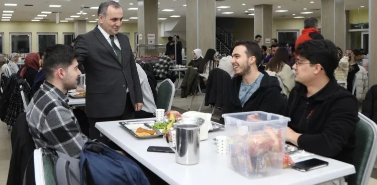 ERÜ Rektörü Altun, Öğrencilerle İftar Yaptı