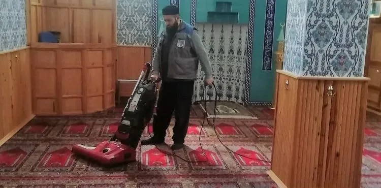 MELİKGAZİ BELEDİYESİ RAMAZAN AYINA ÖZEL CAMİLERDE GÜL SUYUYLA TEMİZLİK YAPTI