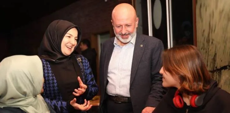 ÇOLAKBAYRAKDAR ÇİFTİ, İFTARI DEPREMZEDE ÖĞRENCİLER VE AİLELERİYLE AÇTI