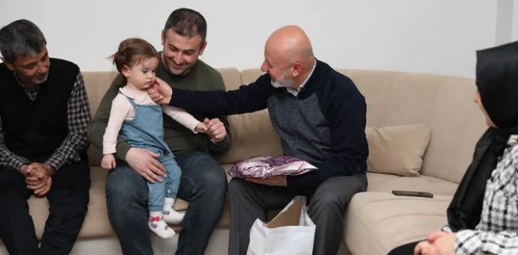 ÇOLAKBAYRAKDAR ÇİFTİ, İFTARDA DEPREMZEDE AİLENİN MİSAFİRİ OLDU