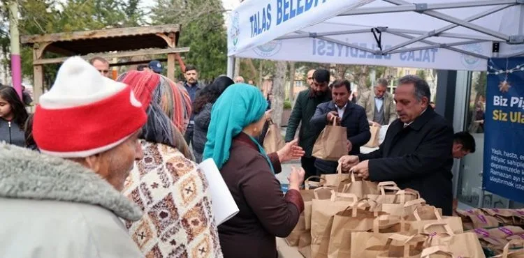 BAŞKAN YALÇIN ‘BİZ PİŞİRELİM SİZ ULAŞTIRIN’ DEDİ, YEMEK SERVİSİ YAPTI