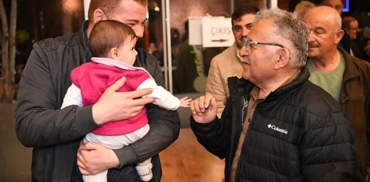 BÜYÜKKILIÇ, TERAVİH SONRASI GENÇLERLE VE VATANDAŞLARLA BULUŞTU