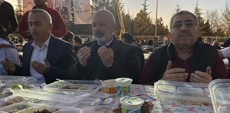 Başkan Çolakbayrakdar vatandaşlarla iftar yaptı