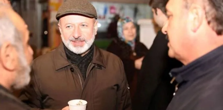 BAŞKAN ÇOLAKBAYRAKDAR, DEPREMZEDELER VE MAHALLE SAKİNLERİYLE İFTAR SOFRASINDA BULUŞTU