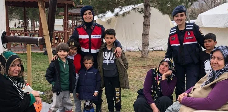 Kayseri jandarmalarından Elbistan’daki depremzedelere moral motivasyon desteği
