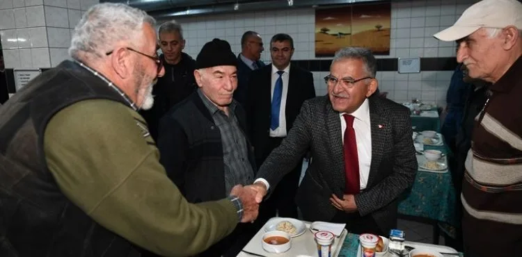BAŞKAN BÜYÜKKILIÇ, ULU ÇINARLARLA İFTAR SOFRASINDA BULUŞTU