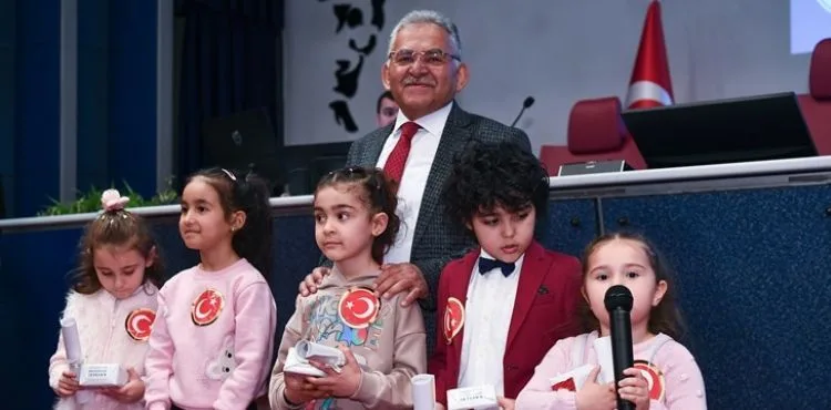 BAŞKAN BÜYÜKKILIÇ, İSTİKLAL MARŞI’NA SES VEREN İSTİKBALİ TEBRİK ETTİ