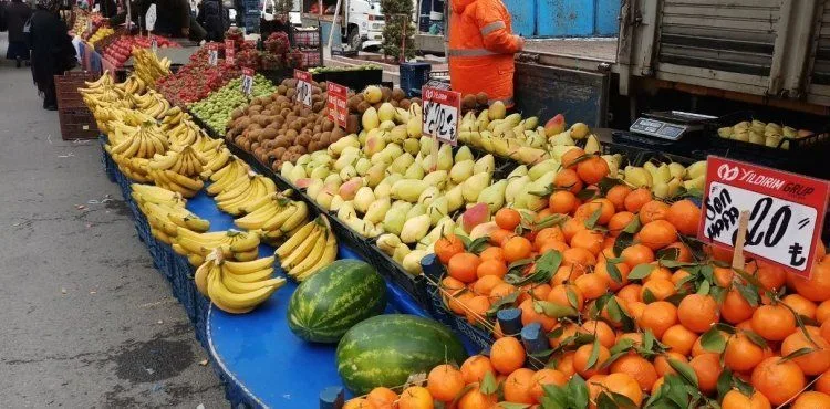 Semt pazarında meyve-sebze fiyatları