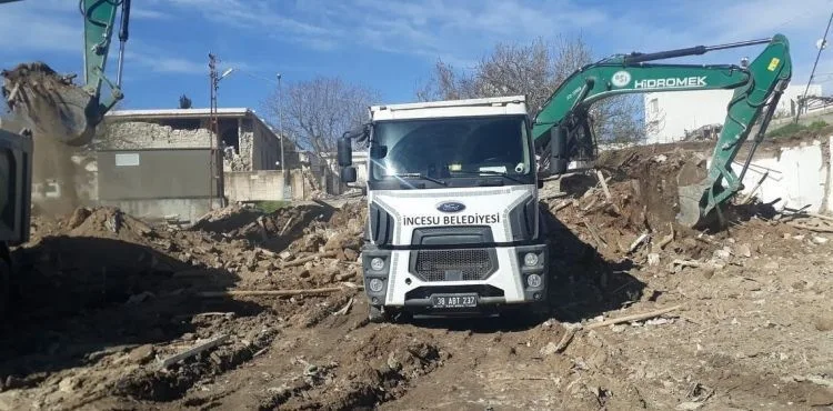 İncesu Belediyesi Adıyaman’da enkaz kaldırıyor