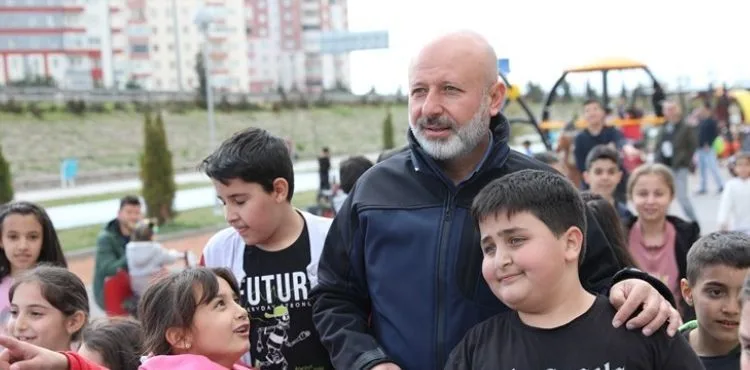 BAŞKAN ÇOLAKBAYRAKDAR’IN ÇOCUK SEVGİSİ, ÇOCUKLARIN DA BAŞKAN AMCA SEVGİSİ