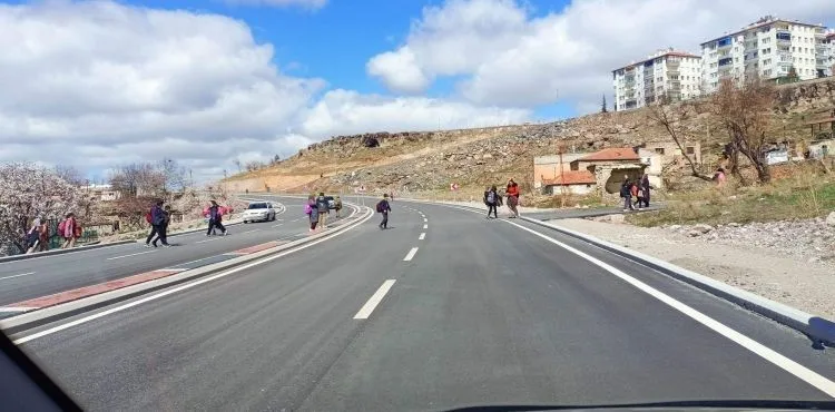 Ahi Evran Mahallesi’nde tehlike arz eden yola üst geçit talep ediliyor