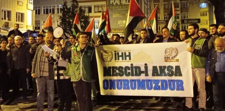 İsrail’in Mescid-i Aksa’ya yaptığı saldırı, teravih sonrası protesto edildi