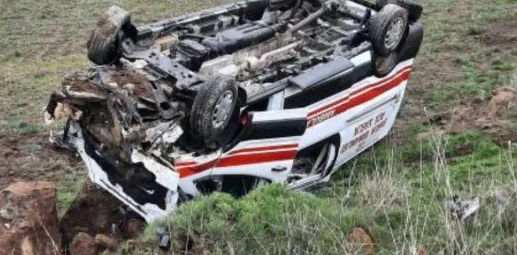 Ambulans devrildi: Yaralanan 3 sağlıkçı hastaneye kaldırıldı