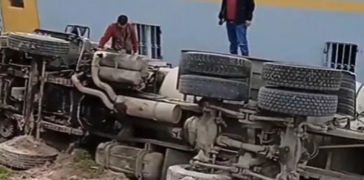 Beton mikseri evin bahçesine girdi