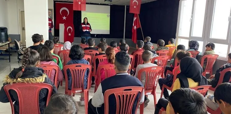 Jandarma’dan öğrencilere ‘siber zorbalık ve güvenli internet kullanımı’ eğitimi