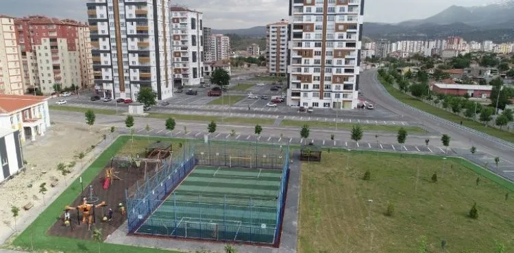 GENÇ DOSTU MELİKGAZİ SPOR SEVER GENÇLERE 7 ADET FUTBOL SAHASI YAPTI