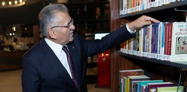 BAŞKAN BÜYÜKKILIÇ 4 YILDA KAYSERİ’YE 44 KİTAP ARMAĞAN ETTİ