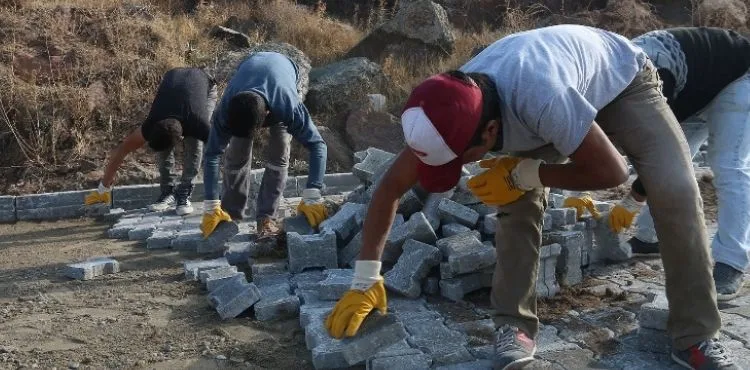 BÜYÜKŞEHİR’DEN KIRSALA “3 MİLYON METREKARE” KİLİT PARKE